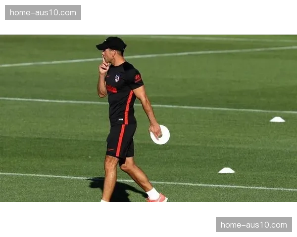 巴伦西亚3-4-3变阵4-4-2：科雷亚格德斯内收压缩空间